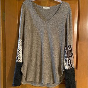 A gain Gray v neck top with thumb holes and python print on sleeves EUC!!